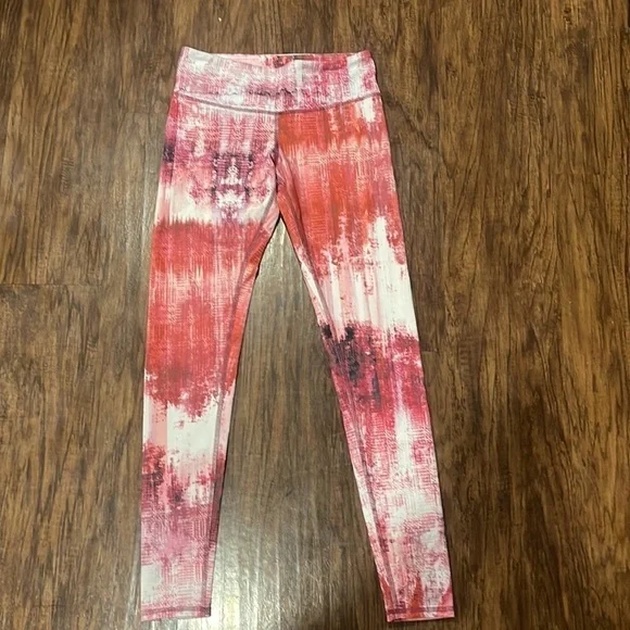 Alo Yoga Airbrush Leggings in Desert Sunset - Picture 3 of 9